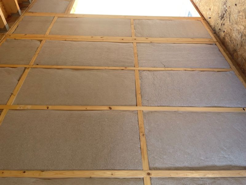 Chantier Valosense Chantier Valosense. Des isolants à base de cartons sont installés sur un mur.